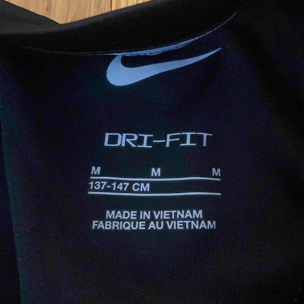 Nike Boys Black Swim Short Sleeve Shirt Size M